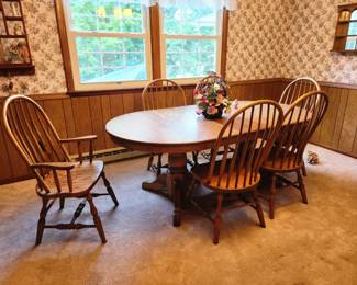 Amish-made oak table. 4 leaves available and 6 chairs