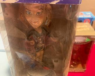 Please, someone come get this Wonderful bewitched collectible. Before Stacy gets it, I absolutely adored Elizabeth  as Samantha in Bewitched! 👻