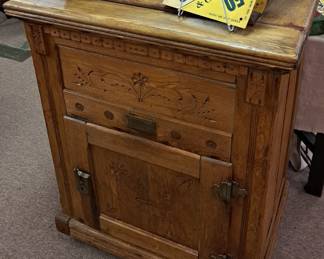 Antique "Siberia Simmons Hardware Co. St. Louis, Mo." icebox, very ornate spooncarved front