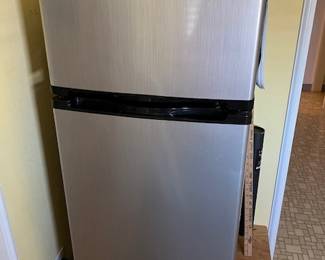 Refrigerator (Insignia 3/4)