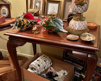 Mahogany accent table, art glass