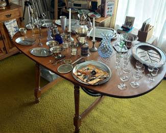 Nice dining table with leaf