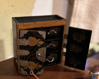 Asian jewelry / trinket box