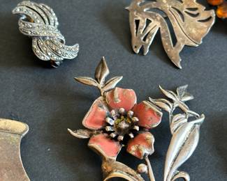 Pins / brooches