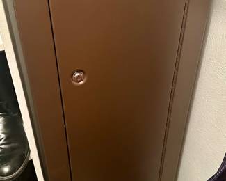 Gun safe with keys 