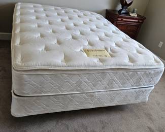 Simmons Beautyrest Queen Mattress w/ Seville Pillow Top - excellent condition
