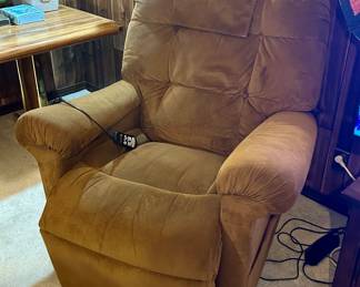 Excellent lift/recliner chair - very nice condition and works perfectly 