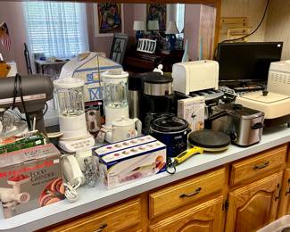 Large selection on kitchenwares and small appliances 
