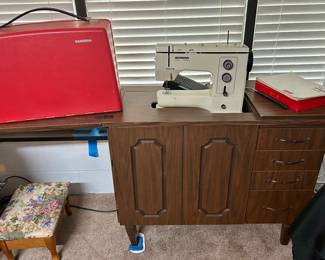 Bernina sewing machine & desk & sewing accessories 