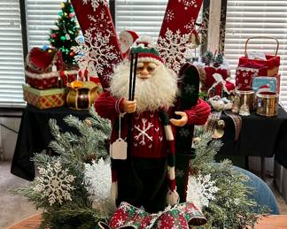 Isn’t skiing Santa adorable?!