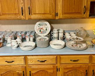 Sweet Christmas dishes - I haven’t seen this pattern before 