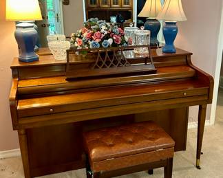 Very nice Kimball upright piano - perfect for a piano beginner 