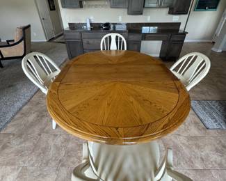 Table with 2 leaves and 4 chairs