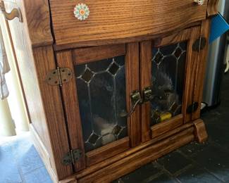 Pulaski Light Up Oak End Table/Cabinet