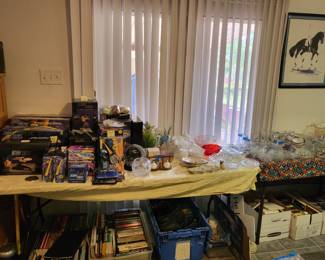 STAR TREK/WARS FIGURES AND COLLECTIBLES