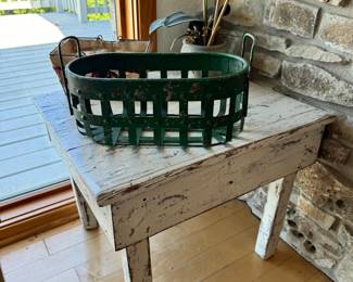 Side table, baskets