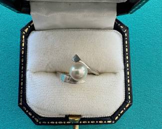 Gold ring with pearl setting