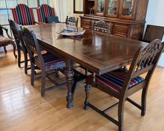 Antique Dining set with butterfly leaf extensions and 6 chairs. Includes table cover. 