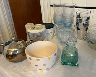 Tea kettle, polka dot bowl