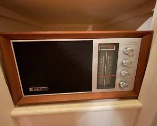 Exceptional radio Panasonic model re-7257. This is just a beautiful vintage example of American craftsmanship. 