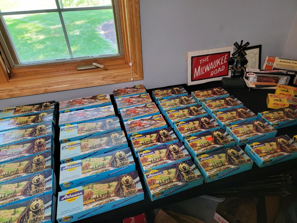 Lots HO Train engines and train cars 