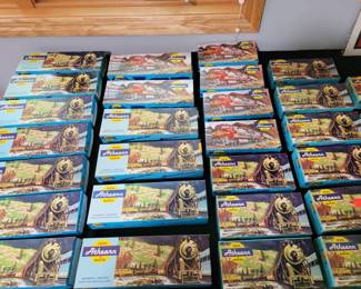 Lots of Ho Train Engines & cars 