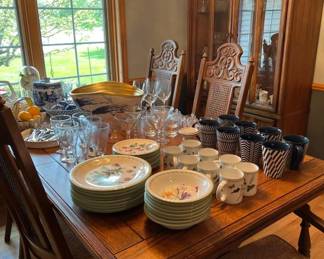 Vintage Dinning Table & 6 chairs plus leaves 
