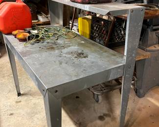 Metal work bench
