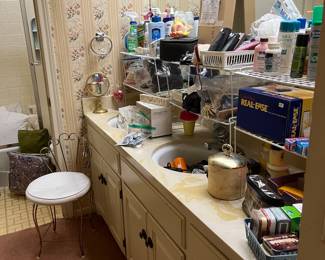 More bath items lots of sizes of pillows