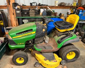 Jonh Deere LA 145 riding lawnmower
