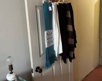 Caves and pair of vintage lamps