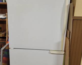Refrigerator w/bottom freezer