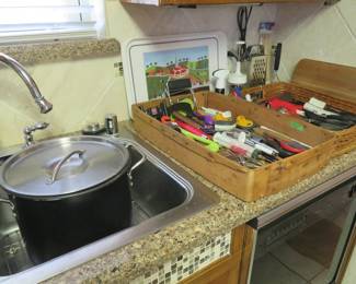 Stock pot, kitchen utensils