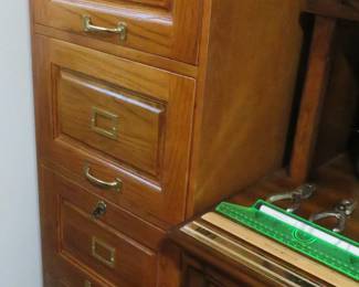 Locking file cabinet