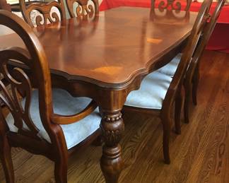 DINING ROOM TABLE W/ 6 CHAIRS