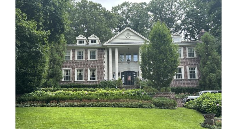 Manhasset Moving Sale: Furniture, Rugs & Luxury Decor
