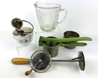 #133 • Collection of Vintage Kitchen Utensils & Gadgets
WWW.LUX.BID