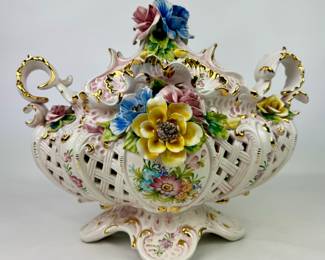 #242 • Large Ornate Capodimonte Covered Tureen Centerpiece
WWW.LUX.BID