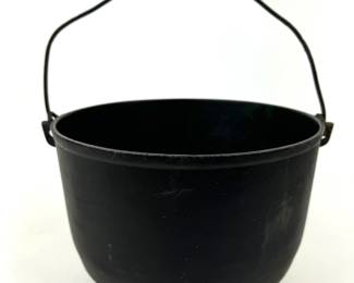 #48 • Favorite Cast Iron Piqua Ware No 8 3-Legged Kettle
WWW.LUX.BID