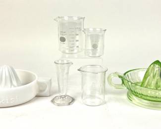 #219 • Sunkist White Milk Glass Reamer Juicer And Green Depression Glass Reamer Juicer With Pyrex Variety Of Beakers (4)
WWW.LUX.BID