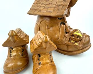 #269 • Twin Winton Old Woman in Shoe Cookie Jar and Salt & Pepper Shakers
WWW.LUX.BID