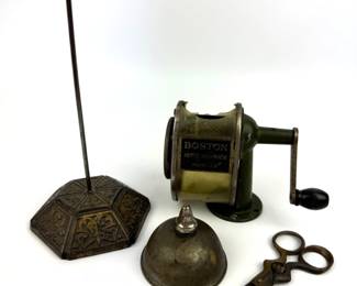 #205 • Collection of Vintage Office Accessories
WWW.LUX.BID