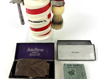 #100 • Collection of Vintage Shaving Accessories
WWW.LUX.BID