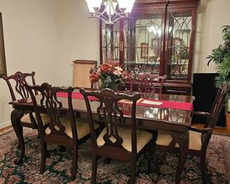Beautiful Thomasville Dining Set: Table, Chairs, and China Hutch - all great condition!