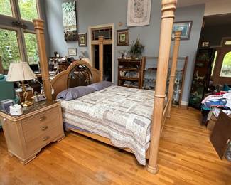 King Size 4-Poster Bead with two matching night stand end tables