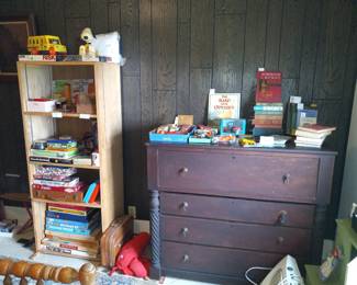 Dresser, toys