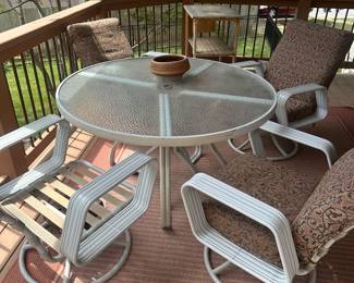 Table and 4 rockers