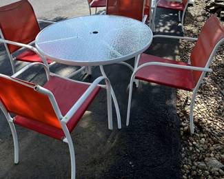 ONE ROUND TABLE AND FOUR CHAIRS $20 FOR YOUR PATIO