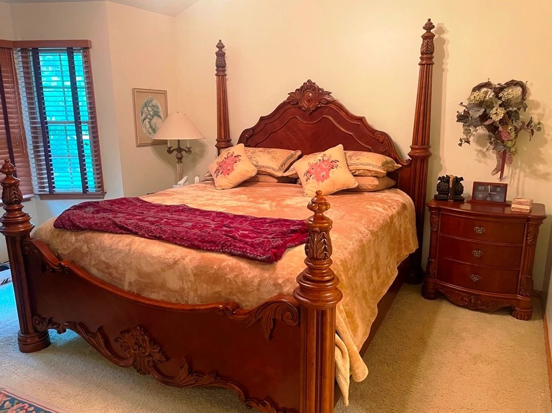 This bed set is Beautiful!!