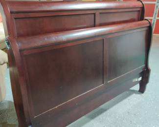 Queen size sleigh bed